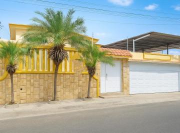 Casa · 200m² · 4 Habitaciones · 3 Estacionamientos · Vendo Casa Urb. La Campiña, Una Panta, con Piscina