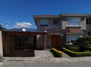 Casa · 180m² · 3 Habitaciones · 2 Estacionamientos · Casa Esquinera en Venta en Tumbaco – Intervalles | 180 m² de Construcción, Jardín y 3 Dorm.