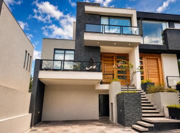 Casa de 4 habitaciones, Quito · Vendo Espectacular Casa, con Vista Inigualable en Nayon