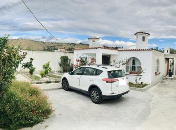 Casa · 450m² · 4 Habitaciones · 4 Estacionamientos · Jal. Venta Casa Guayllabamba un Solo Andar, 3 Dorm. y Jardínes