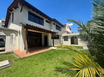 Casa de 4 habitaciones, Quito · Casa en Renta o Venta 4 Habitaciones, 3 Parkings _ Quicentro Shopping