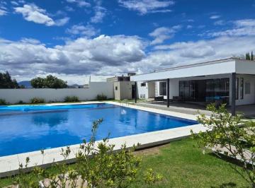 Casa de 3 habitaciones, Quito · Venta, y de Puembo, Linda Casa en Conjunto con Piscina, Guardiania 24/7