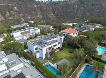 Casa · 741m² · 4 Habitaciones · 6 Estacionamientos · Casa de Venta Dentro de Urbanización Exclusiva Sector La Viña. Seguridad. Hermosa Casa