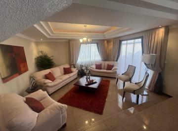 Casa · 244m² · 4 Habitaciones · 3 Estacionamientos · Casa de Venta con Jardín y Terraza 4 Dorm. Urbanización El Condado