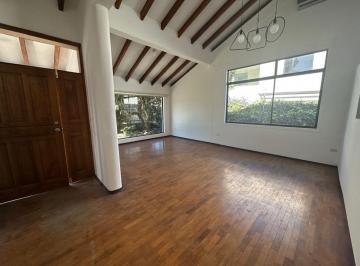 Casa de 4 habitaciones, Quito · Venta Casa Independiente, 350 m², Cumbayá