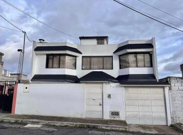 Casa de 5 habitaciones, Quito · Vendo Casa Marianitas de Calderon