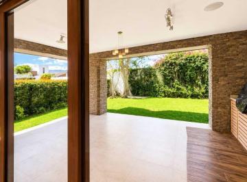 Casa · 200m² · 3 Habitaciones · 2 Estacionamientos · Casa en Renta Cumbayá Jacarandá 4 Dorm. y Jardín
