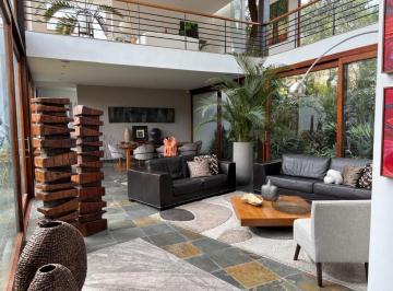 Casa · 400m² · 3 Habitaciones · 5 Estacionamientos · Arriendo Casa de Lujo