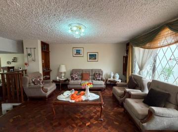 Casa de 4 habitaciones, Cuenca · Casa en Venta de 4 Dorm. a Dos Cuadras de La Av Remigio Crespo