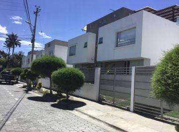 Casa de 3 habitaciones, Quito · Casa Amplia en Urbanización Balcones del Norte