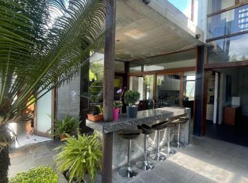 Casa · 1000m² · 6 Habitaciones · 4 Estacionamientos · Vendo Excelente Casa en Cumbaya