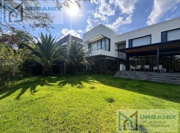 Casa · 563m² · 4 Habitaciones · 4 Estacionamientos · Casa en Tanda