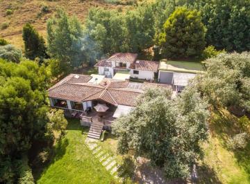 Hacienda-Quinta · 300m² · 4 Habitaciones · 6 Estacionamientos · Espectacular Quinta de Venta en Oyambarillo, Vista, Exclusividad