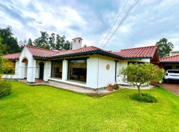 Casa de 3 habitaciones, Quito · Casa de Estilo Campestre con Amplio Terreno y Suite en Sangolquí