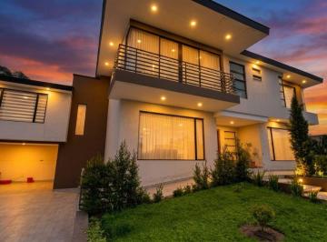 Casa de 4 habitaciones, Quito · En Venta Elegante y Amplia Casa en Urb. Privada en Llano Chico