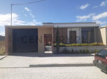 Casa · 125m² · 3 Habitaciones · 4 Estacionamientos · Se Vende Casa Moderna en Calderon