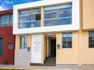 Casa · 108m² · 3 Habitaciones · 2 Estacionamientos · Moderna y Acogedora Casa de Venta, Ubicada Dentro de un Conjunto Residencial en Conocoto