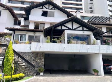 Casa · 300m² · 4 Habitaciones · 2 Estacionamientos · Vs Gonzalez Suarez, Vendo Casa 4d en Conjunto 300 m con Terraza Propia 50 m con Vista a Las Montañas