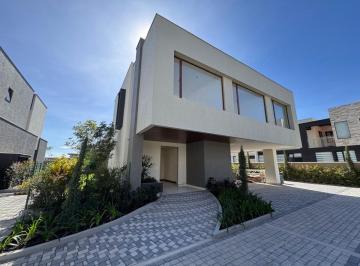 Casa de 4 habitaciones, Quito · Casa de Venta de 327 m² con 4 Dorm. en Venta en Cumbayá