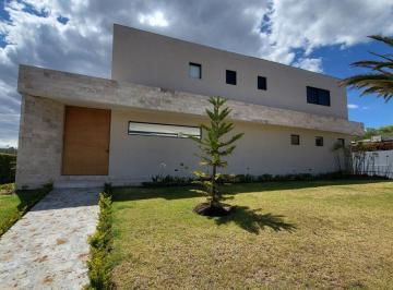 Casa de 4 habitaciones, Quito · Vendo Linda Casa Ubicada Cerca Colegio Cervantes, Amplio Tereeno Linda Vista, Seguridad 24 H, 4 Dorm