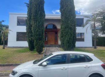 Casa de 5 habitaciones, Quito · Oportunidad Vendo/arriendo Clasica y Amplia Casa Arrayanes 5 Dorm.