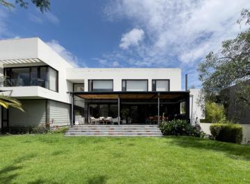 Casa · 745m² · 4 Habitaciones · 4 Estacionamientos · Casa de Venta Ubicada Dentro de La Urbanización Rancho San Francisco, Exclusividad, Seguridad