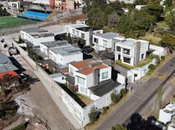 Casa de 3 habitaciones, Quito · Vendo Casa en San Juan Alto Cumbaya Sector Colegio Terranova