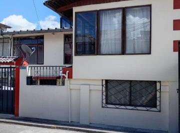 Casa de 3 habitaciones, Quito · Casa en Venta en La Kennedy Mas Suite Adosada