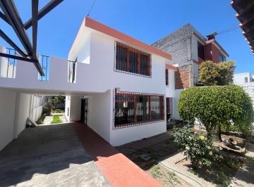 Casa · 234m² · 5 Habitaciones · 4 Estacionamientos · Casa de Venta de 5 Habitaciones Mas Estudio, 337 m de Terreno Sector Quito Norte