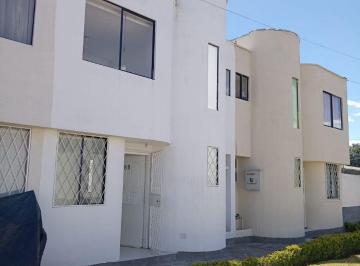 Casa de 3 habitaciones, Quito · Casa de 89 m² con 3 Habitaciones en Venta en Llano Grande