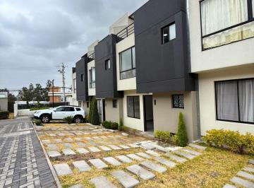 Casa de 3 habitaciones, Quito · Casa de Tres Pisos con Patio y Terraza