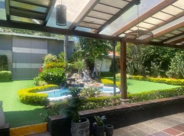 Oficina comercial · 428m² · 3 Habitaciones · 3 Estacionamientos · Cumbaya Primavera 1 Se Alquila Casa Independiente con Hermosos Jardines (Pr)