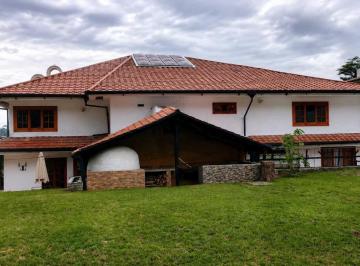 Casa · 1100m² · 5 Habitaciones · 4 Estacionamientos · Casa de 5 Dorm. en Renta en Miravalle, Cumbayá