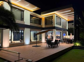Casa · 1200m² · 4 Habitaciones · 9 Estacionamientos · Casa de Lujo con Piscinay Energía Solar en Renta en Puembo