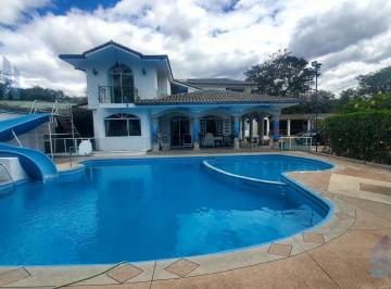 Casa · 240m² · 3 Habitaciones · 5 Estacionamientos · Casa con Piscina con o Sin Muebles de Renta Sector Tumbaco