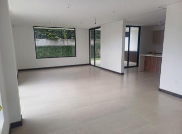 Casa de 3 habitaciones, Quito · Linda y Lujosa Casa de Estilo Moderno a Estrenar