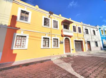 Casa · 1214m² · 7 Habitaciones · 6 Estacionamientos · Casa en Centro de Quito