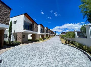 Casa · 146m² · 4 Habitaciones · 2 Estacionamientos · Casas en Pre Venta en Sangolquí. a Pocos Mitunos del Centro Comercial San Luis