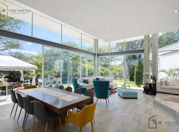Casa · 291m² · 3 Habitaciones · 2 Estacionamientos · Venta Casa Una Planta Nayon