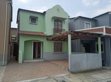 Casa de 3 habitaciones, Guayaquil · Casa de Alquiler en La Urbanización La Rioja, Ave León Febres Cordero.
