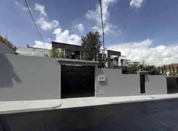 Casa · 445m² · 4 Habitaciones · 5 Estacionamientos · Casa de Lujo en Ponceano Alto