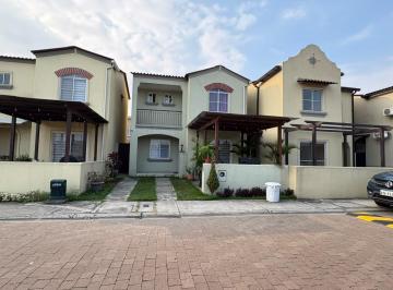 Casa · 112m² · 3 Habitaciones · 1 Estacionamiento · Casa en Venta La Rioja Etapa Canarias, Gras