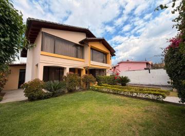 Casa · 390m² · 4 Habitaciones · 3 Estacionamientos · Vendo Terreno con Casa Urb. Primavera 569 m²