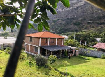 Casa · 230m² · 4 Habitaciones · 10 Estacionamientos · Jal. Venta Casa Cerca a Guayllabamba, 4 Dorm. y 1300 m² de Terreno