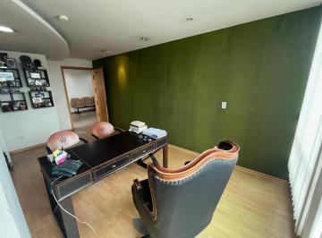 Bodega-Galpón · 120m² · 3 Estacionamientos · Consultorio de 120 m² en Venta Clínica Pichincha