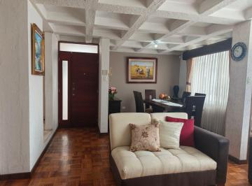 Casa · 244m² · 7 Habitaciones · 3 Estacionamientos · Venta de Casa Independiente con Suite Ambato, San Antonio