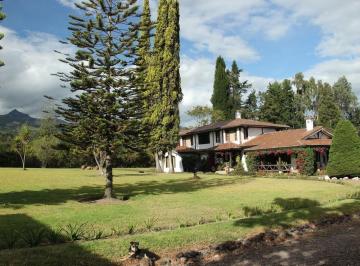 Quinta vacacional · 582m² · 5 Habitaciones · 30 Estacionamientos · Venta Hermosa Quinta 5 Dorm. con Terreno de 9652 m² en El Valle de Los Chillos - Quito