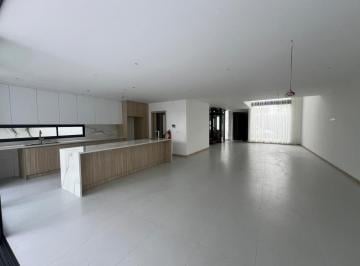 Casa · 367m² · 4 Habitaciones · 4 Estacionamientos · Casa en Miravalle