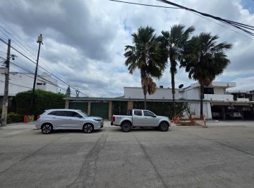 Casa de 5 habitaciones, Guayaquil · Vendo Casa en Urdesa Central, Ideal Para Vivienda o Empresas en General, Piscina, 6 Parqueos