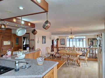 Casa · 670m² · 4 Habitaciones · 2 Estacionamientos · Casa con Piscina en Venta